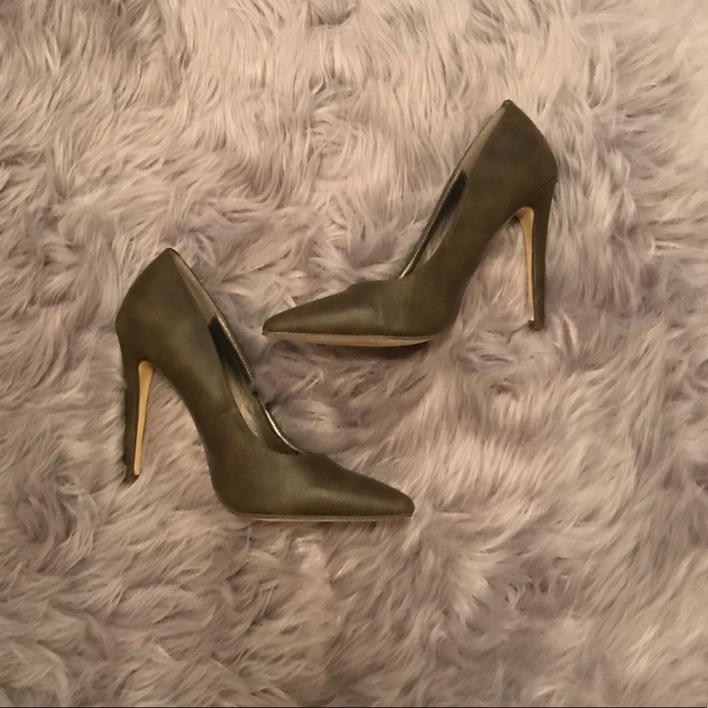 Olive green Pump